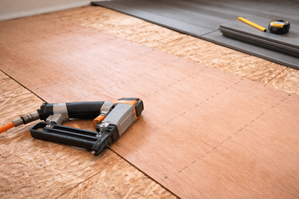 Luan plywood cross section showing thin hardwood veneer layers